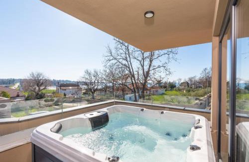 Karigador Apartment | Apartment Villa Querchus Penthouse 8 partment mit Jacuzzi by Interhome