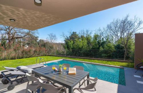 Karigador Apartment | Apartment Villa Querchus Apartment 9 with private Pool by Interhome