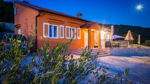 Miholascica Villa | Villa Miholascica 3 in Island Cres by Villas Guide
