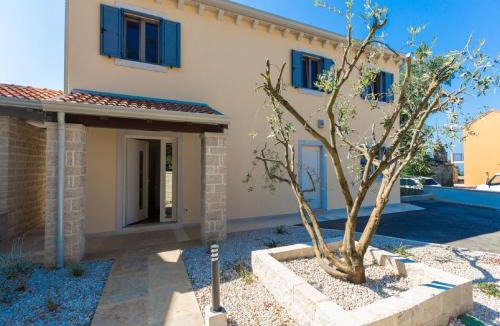 Deklici Villa | Villa in Deklici with Infinity Pool & Sea Views