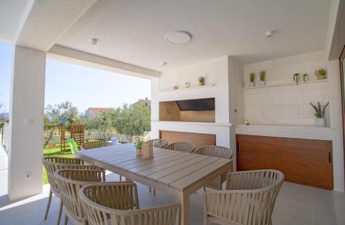 Kastel Luksic Villa | Villa Mood Private Pool Sauna Playground near Split Trogir