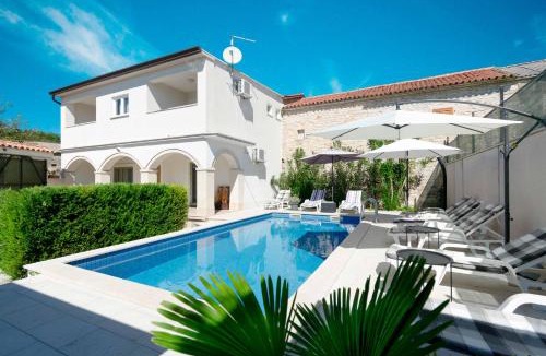 Tinjan Villa | Villa Martin - Fenced Yard, Stone BBQ & Pavilion - Village Centre