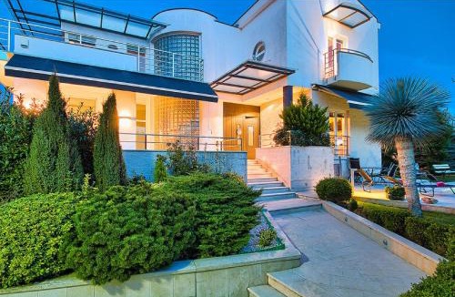 Pjescana Uvala Villa | 5Bed Villa-Sleeps 10- Pool Parking Near the Sea