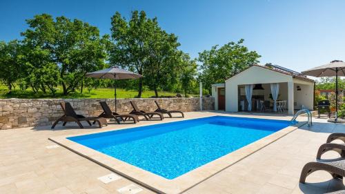 Makovci Villa | Family Casa Ida with pool and grill in Groznjan
