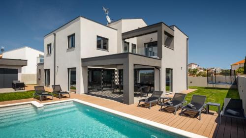 Valdebek Villa | Modern villa Nea with outdoor pool in Pula