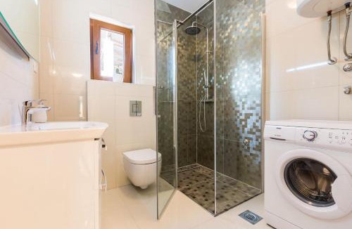 Policnik Villa | Villa Tina with Swimming Pool, Tennis court, Games room, Sauna, Gym, BBQ