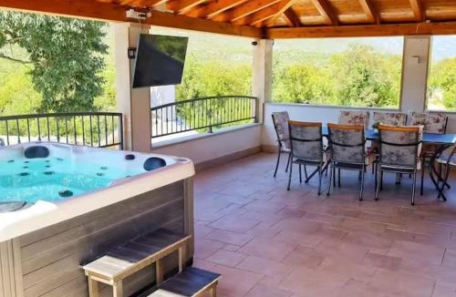 Rascane House | Heritage house Stipanovi dvori with heated pool and jacuzzi