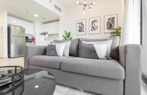 Dubai Apartment | StayShort - Stylish 1-Bedroom Retreat with Pool in Vibrant Jumeirah Golf Estates