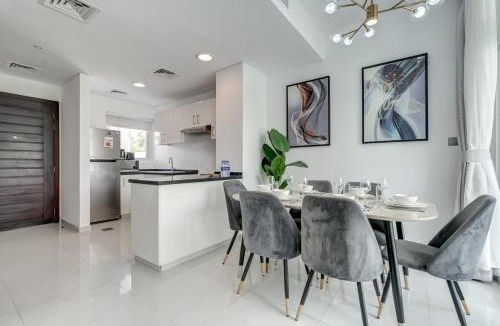 Dubai Villa | PVH - Chic 3BR Villa with Backyard - Albizia