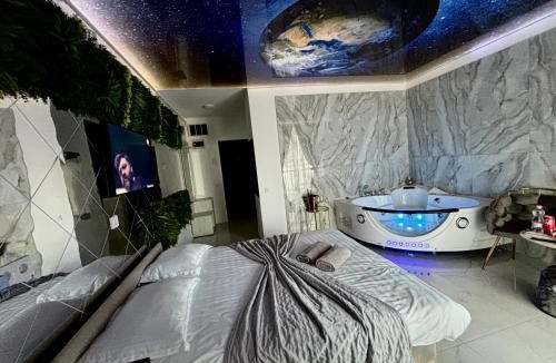 Baia Mare Apartment | R U B I jacuzzi room by 50 shades