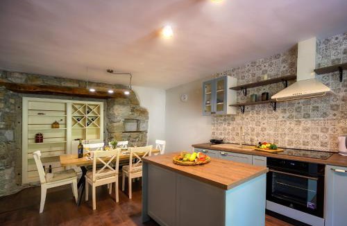 Gornja Nugla Villa | Casa Milena - Holiday Stone House with Pool