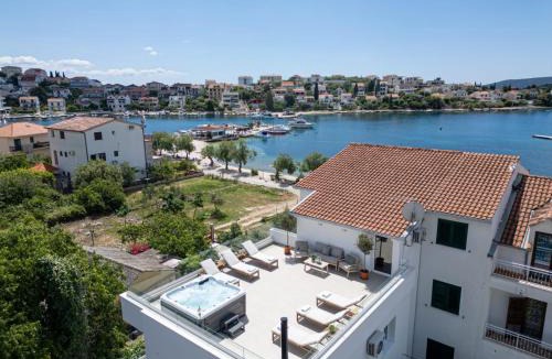 Seget Vranjica Apartment | Villa Rozana - Beachfront Wellness Retreat