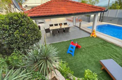 Podbablje House | Kameni dvori - Family Villa with Pool & Jacuzzi for 8
