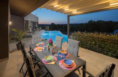 Katun Lindarski Villa | Residence Villa Manuela - Pool & Jacuzzi - Batlug