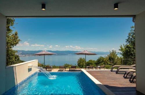 Poljane Villa | Villa AltaVista - Seaview & Relax with Heated Pool & MiniGolf