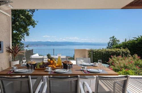 Poljane Villa | Villa AltaVista - Seaview & Relax with Heated Pool & MiniGolf