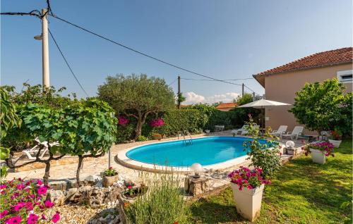 Lovinac House | Four-Bedroom Holiday Home Lovinac With An Outdoor Swimming Pool 09