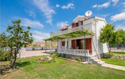 Central Dalmatia House | Awesome Home In Blato Na Cetini