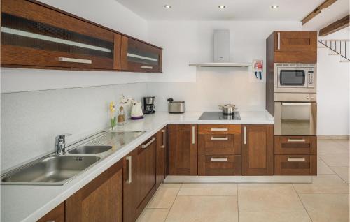 Baredine House | 4 Bedroom Gorgeous Home In Baredine