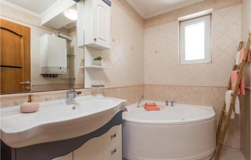 Viskovo House | Awesome Apartment In Kastav With Swimming Pool
