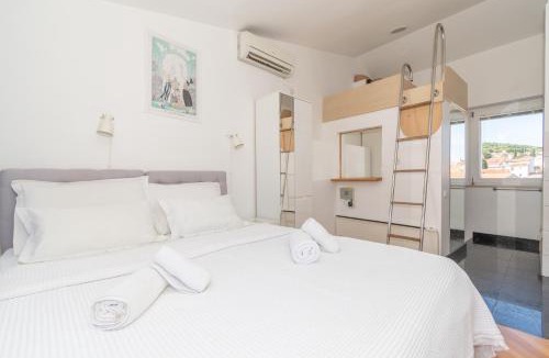 Split House | Rooms Gold