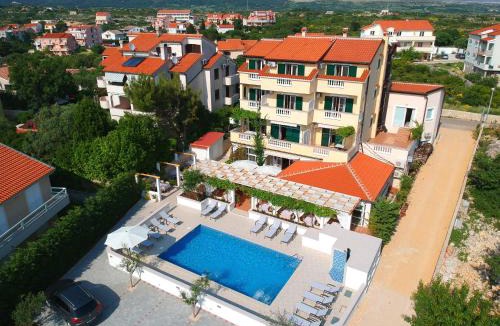 Zrce Hotel | Pansion Villa Bok
