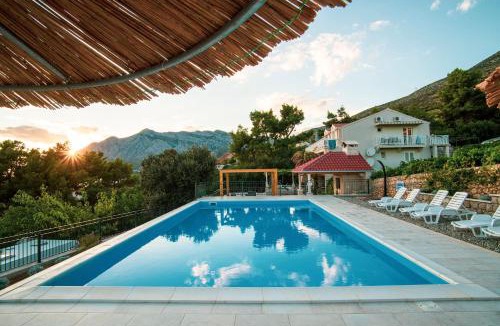 Donja Banda Apartment | Beachfront Apartments Vala with a swimming pool