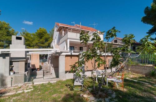Cove Makarac (Milna) Apartment | Beachside Villa Marko