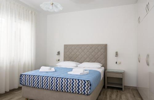 Trogir Apartment | A3-90m2 apt w shared pool & balcony next to beach