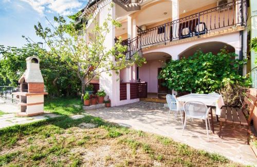 Monterol House | Apartments Dara