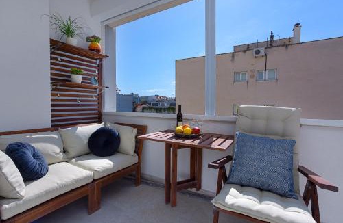 Split Apartment | Deluxe City Center Blue apartment