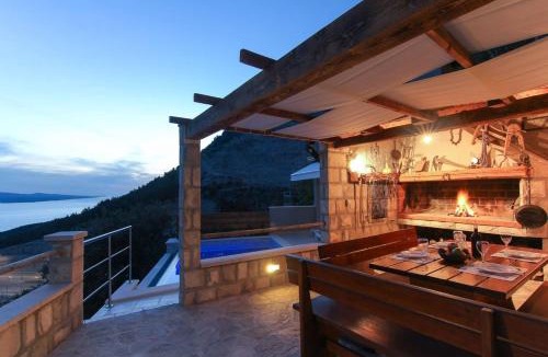Bast House | Villa Dado