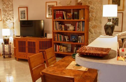 Rukavac Apartment | Estate under the Paintbrush, Artistic Garden Apartments on Vis