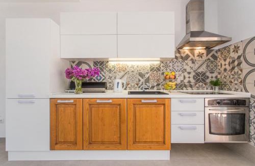 Cove Makarac (Milna) Apartment | Beachside Villa Marko