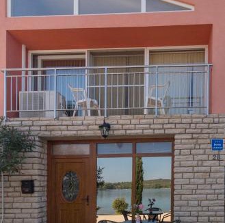 Luka Apartment | Ina by the sea Apartment