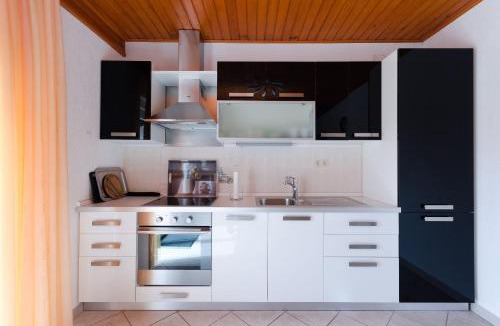 Povile Apartment | Apartments Maravera