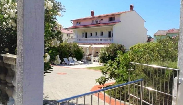 Charming Palit Kroatien Holiday House With Garden in Rab