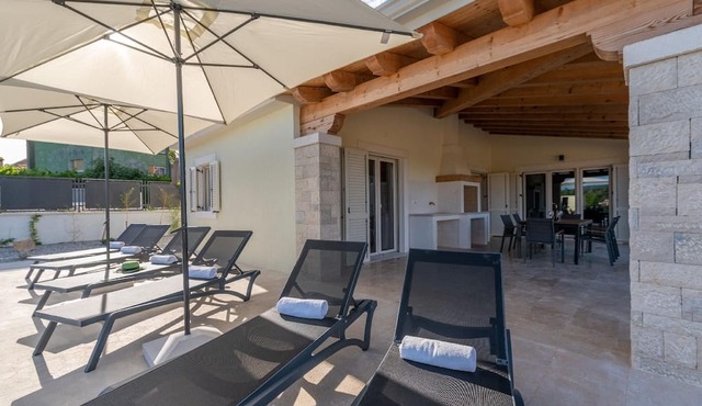 Ferienvilla 'Villa Tereza' mit Infinity-Pool in Vinez