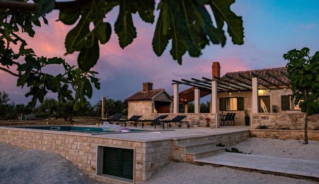 Secluded Vacation House Bračuta With Swimming Pool in Pucišca