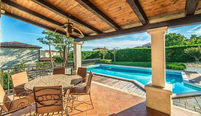 4 bedroom accommodation in Visnjan