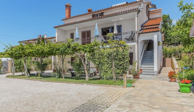 Cosy apartment for 3 guests with pool, WIFI, TV, terrace and parking