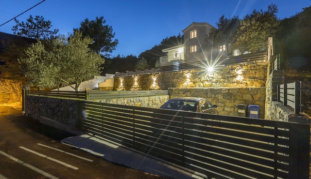 Villa Carica is a luxury house with pool and jacuzzi located in the secret spot in Tugare