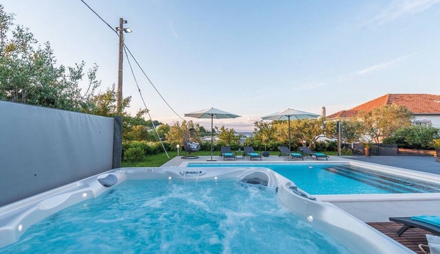 Lovely Villa Rossa with private Pool, outdoor Grill and Sea View in Ždrelac
