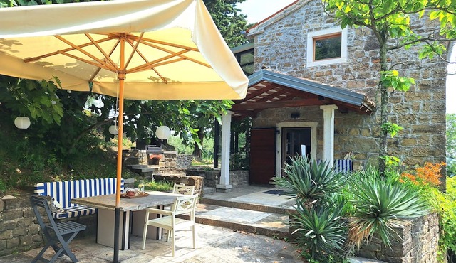 Charming 2-bedroom cottage with swimmingpool in welcoming Oprtalj with WiFi, AC