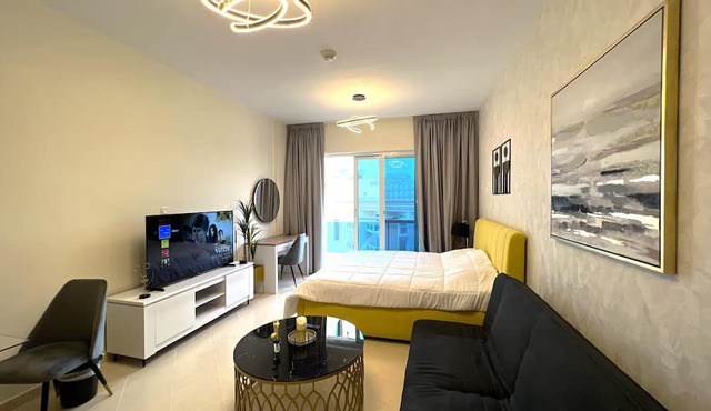 Cosmos Living Stunning Apt in Lago Vista in Dubai