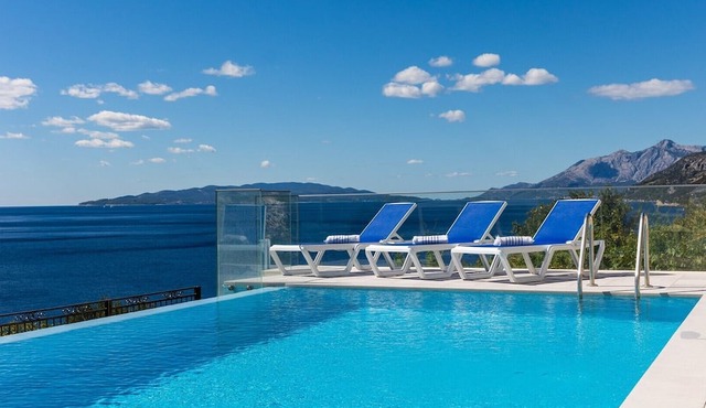 Villa di Goya heated infinity pool, beachfront, quiet area, outdoor kitchen, bbq in Potomje