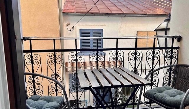 Cosy 2-room apartment with a balcony just steps away from the beach, shops and restaurants
