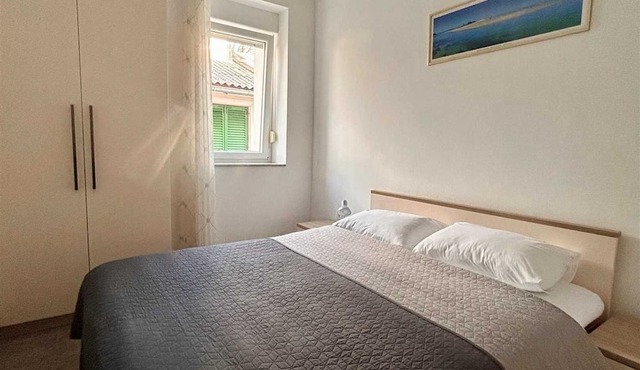 Cosy 2-room apartment just steps away from the beach, shops and restaurants in Karlobag