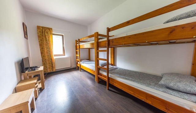 Route 68 Gurasada Park Hostel in Gurasada