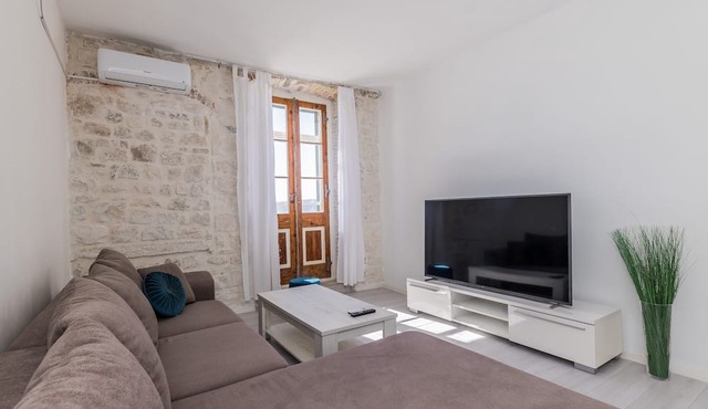 A 1 - spacious apt on the seafront with terrace in Kastel Stari